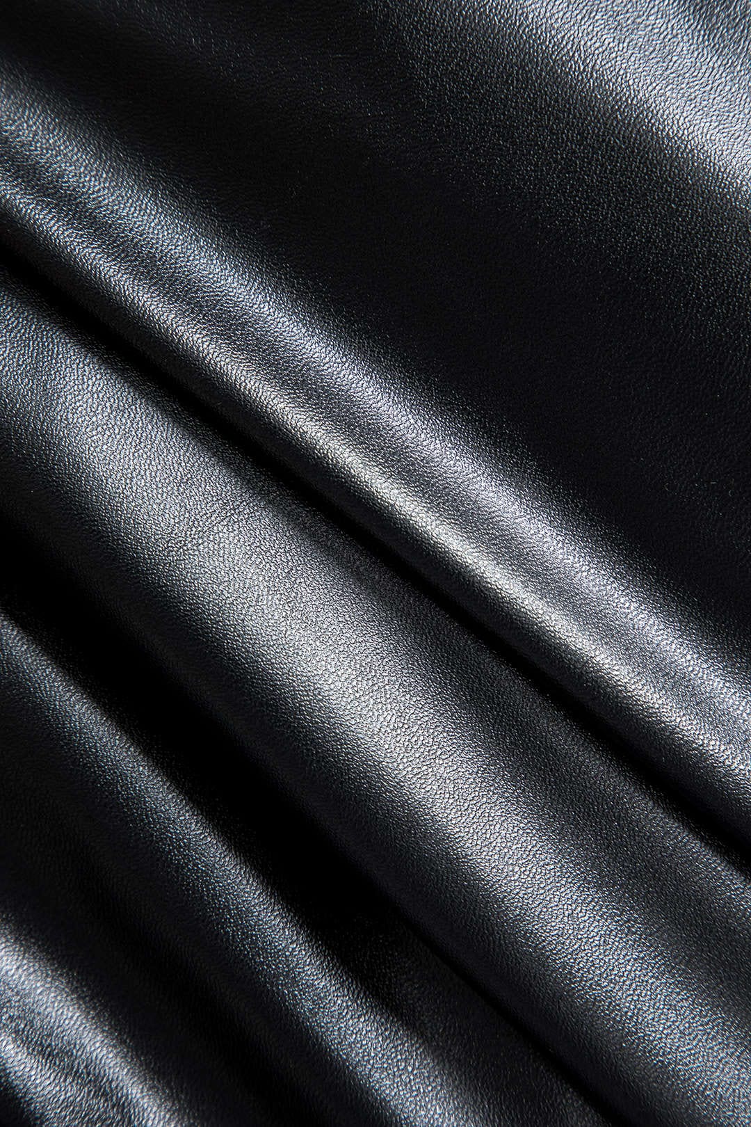 Ermelinda | Figurbetonter Kunstleder-Midirock mit Wickeloptik, Zierschnalle und hohem Schlitz