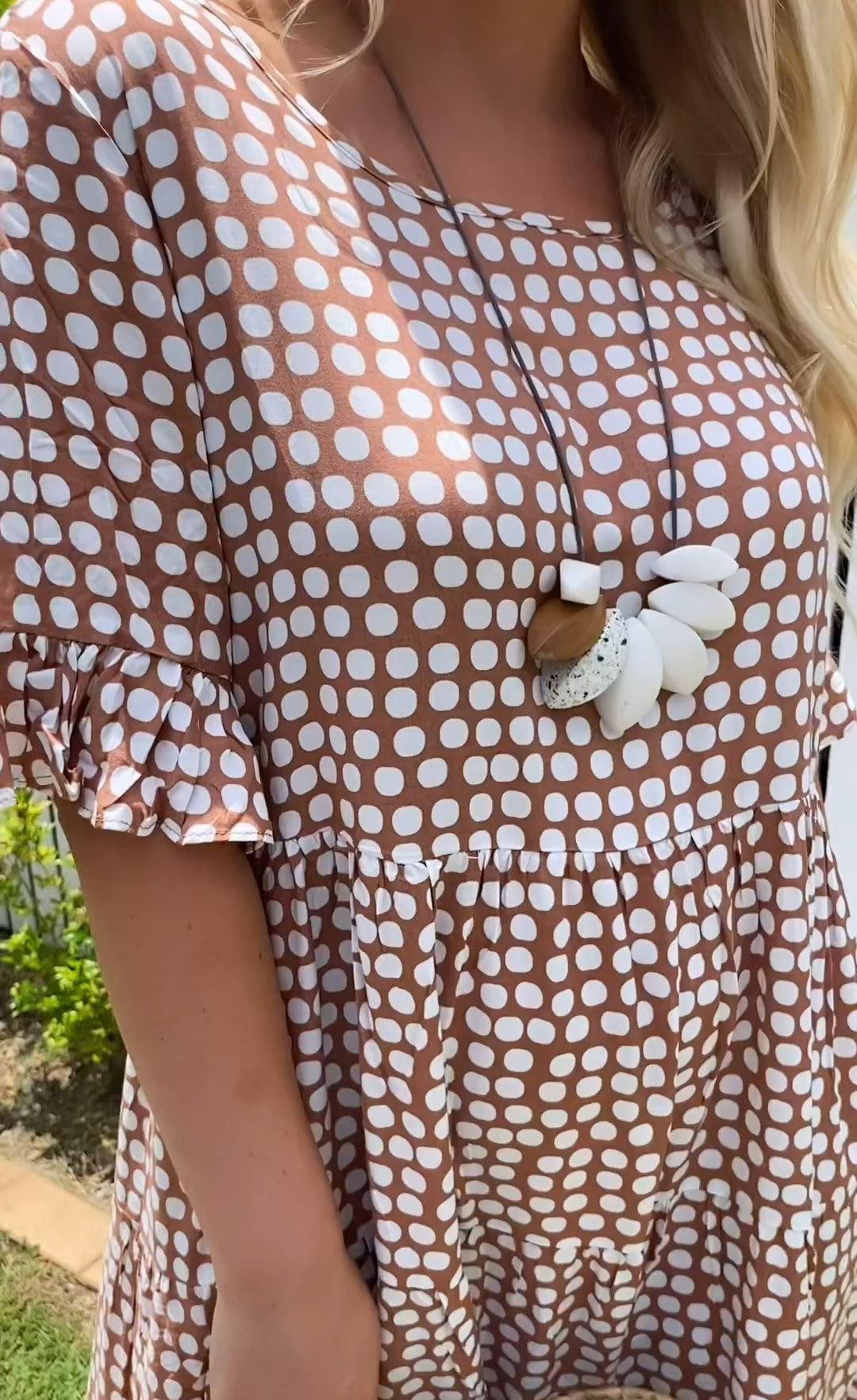 Aliza | Sable Midi-Kleid mit kurzen Ärmeln" can be rewritten as: "Aliza | Sable Midi-Kleid in Kurzarm-Design