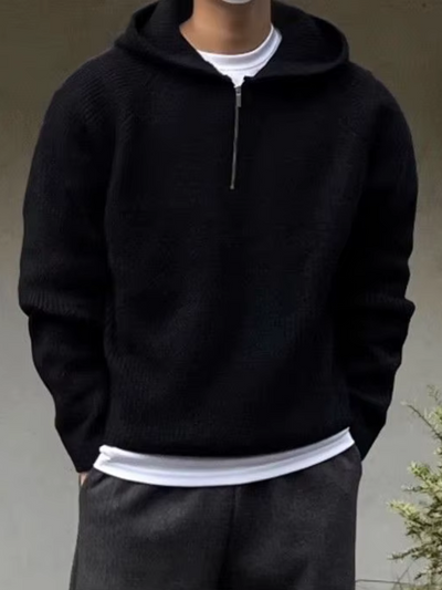 CAËL – DER STRICK-HOODIE MIT HALBZIPP FÜR MÄNNER MIT STIL