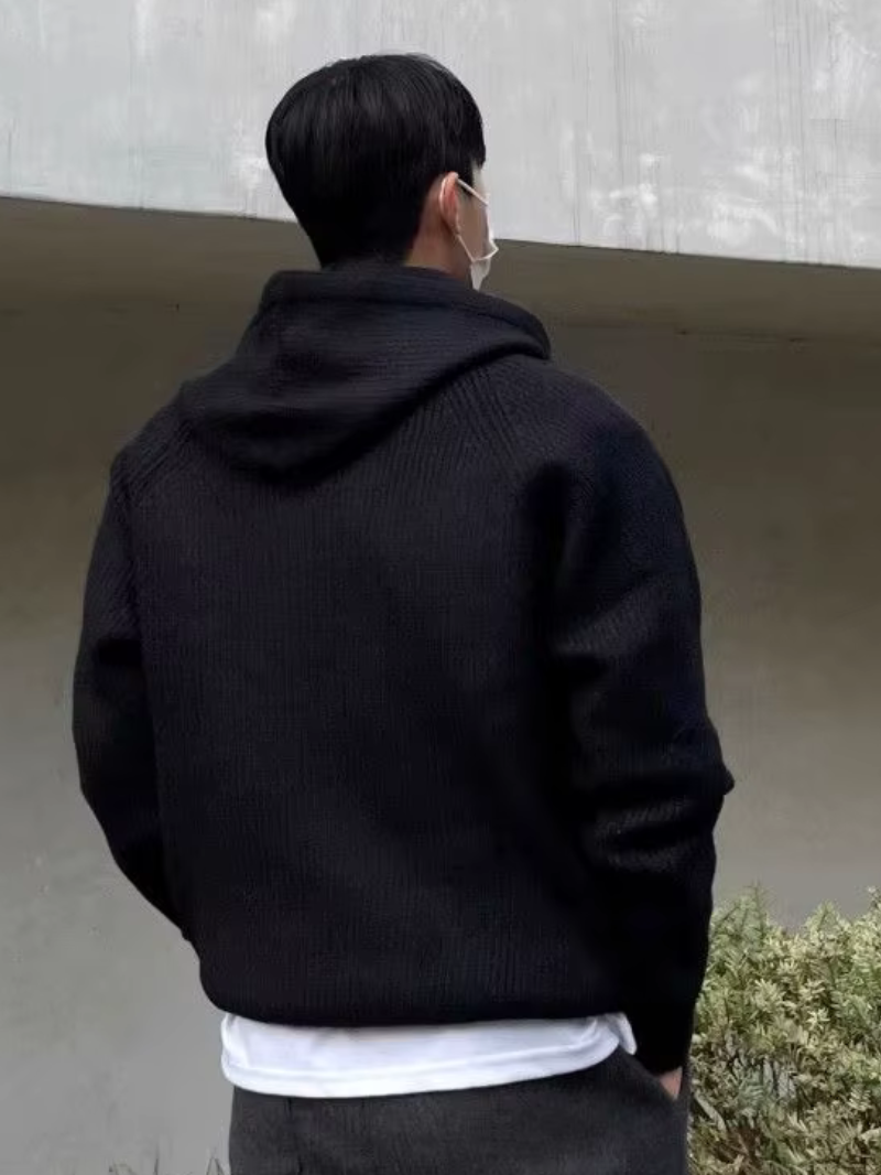 CAËL – DER STRICK-HOODIE MIT HALBZIPP FÜR MÄNNER MIT STIL