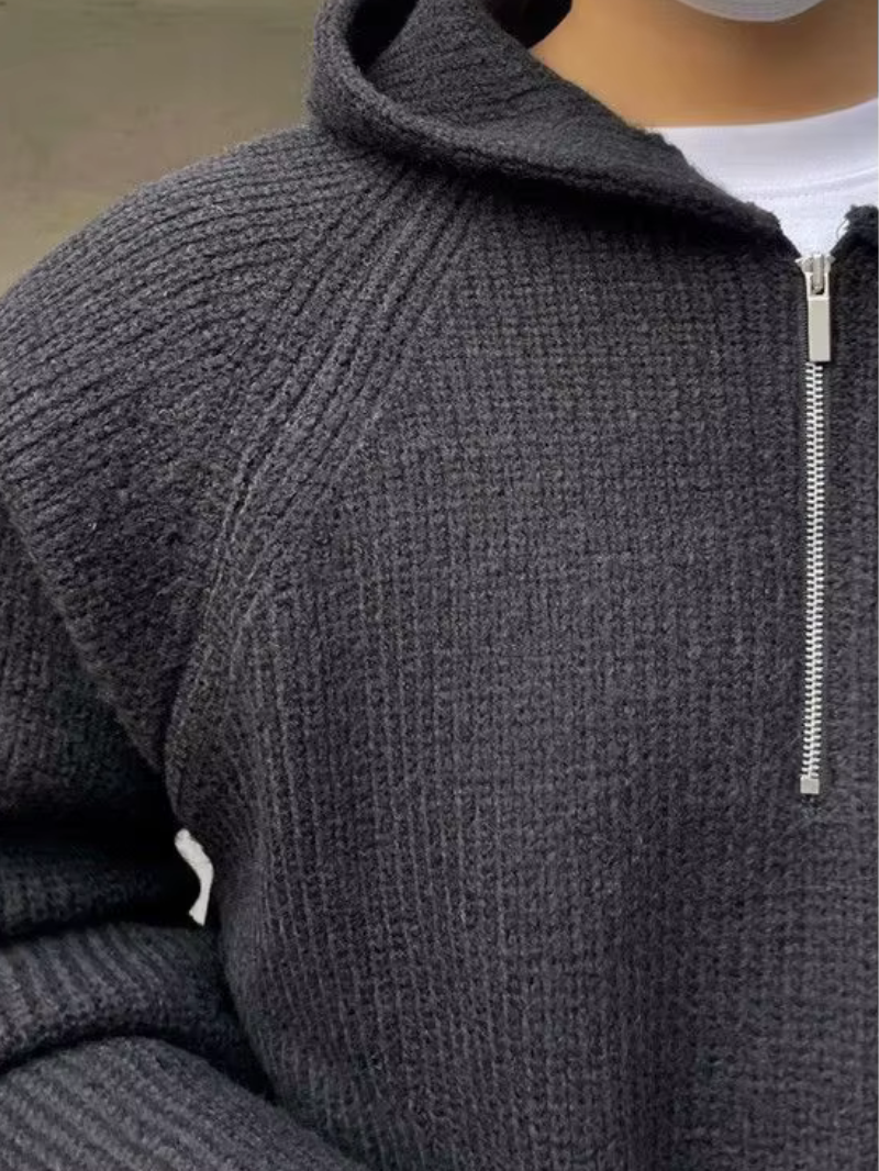 CAËL – DER STRICK-HOODIE MIT HALBZIPP FÜR MÄNNER MIT STIL