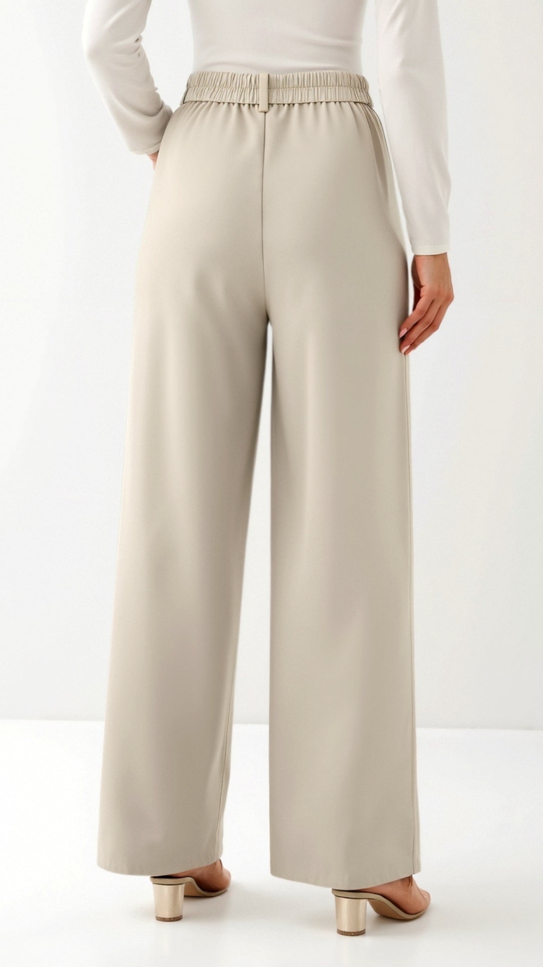 Emma Hose mit weitem Bein