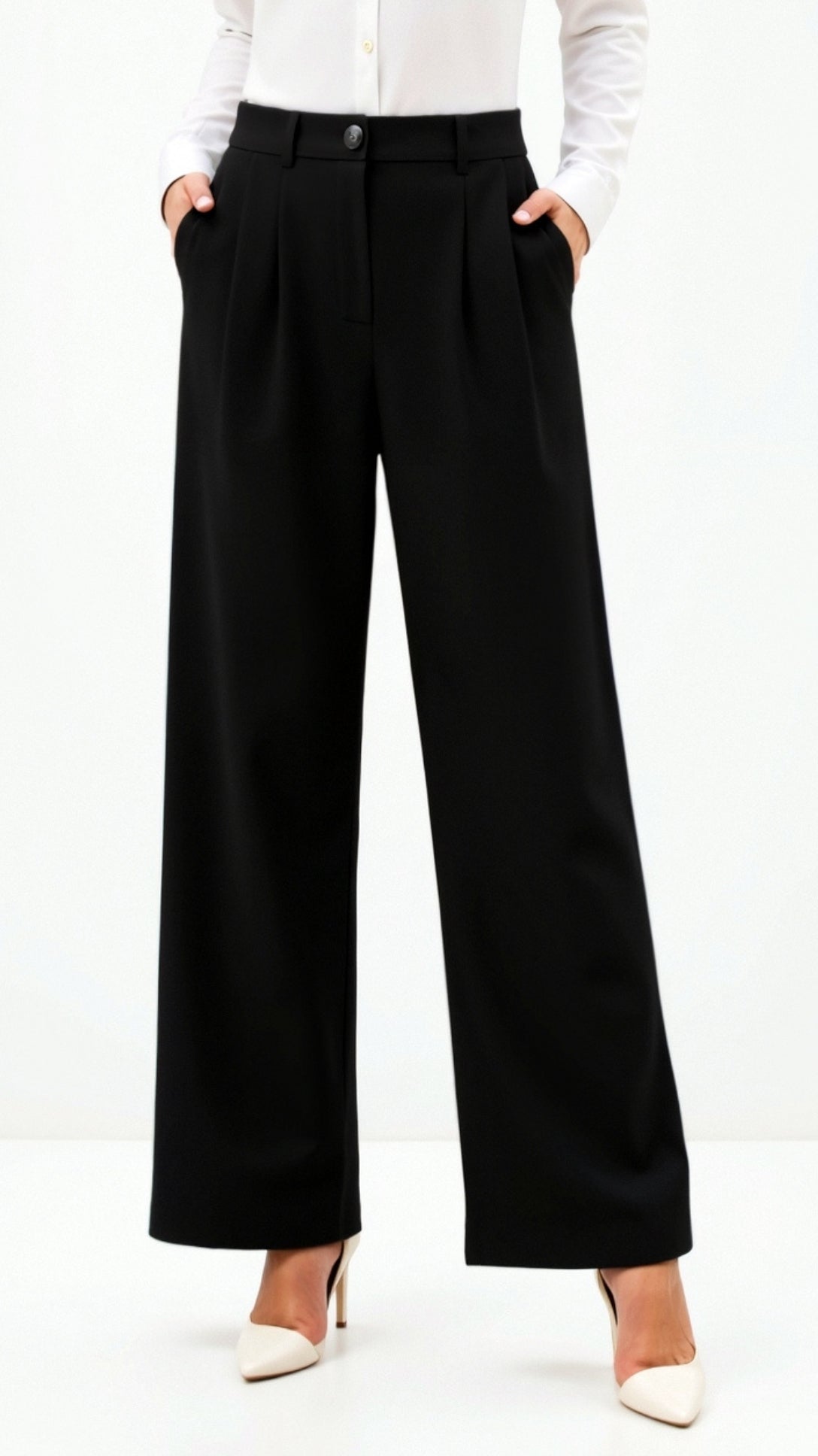 Emma Hose mit weitem Bein