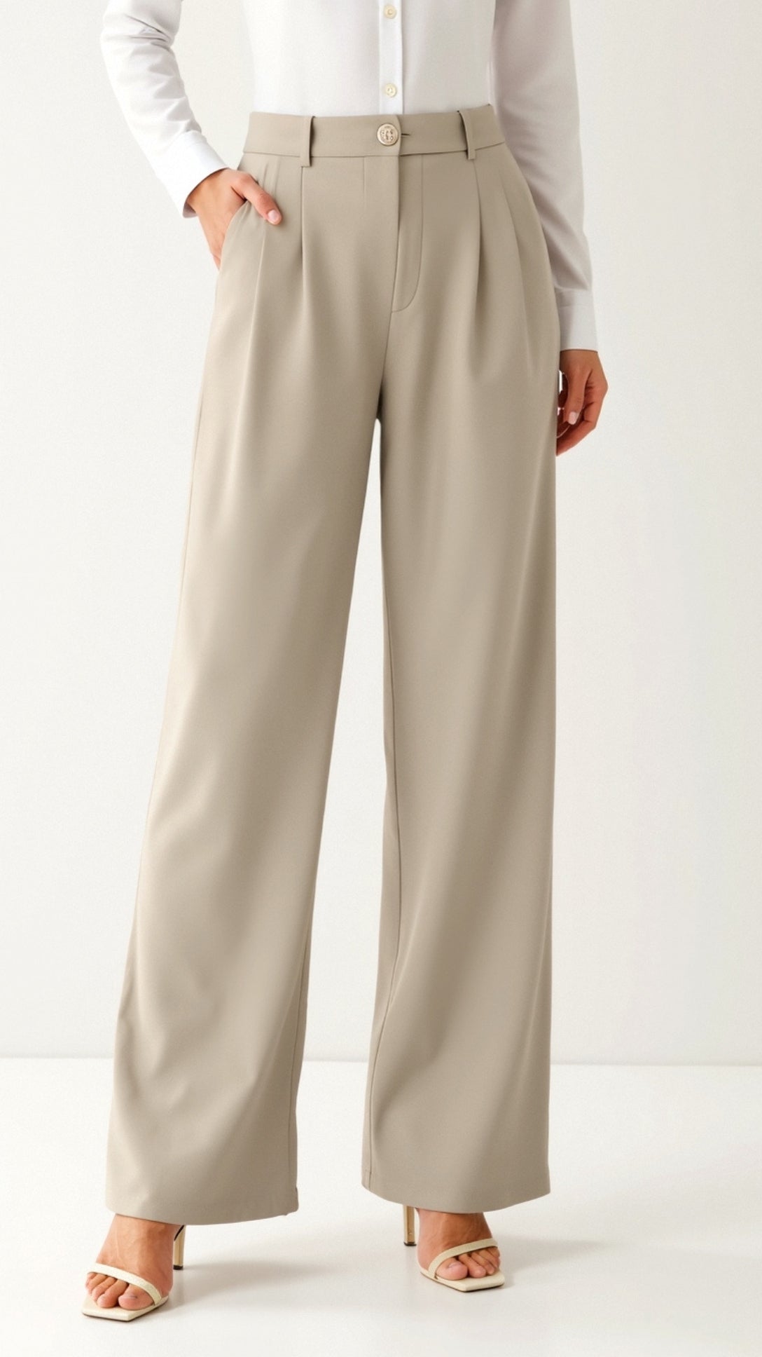 Emma Hose mit weitem Bein