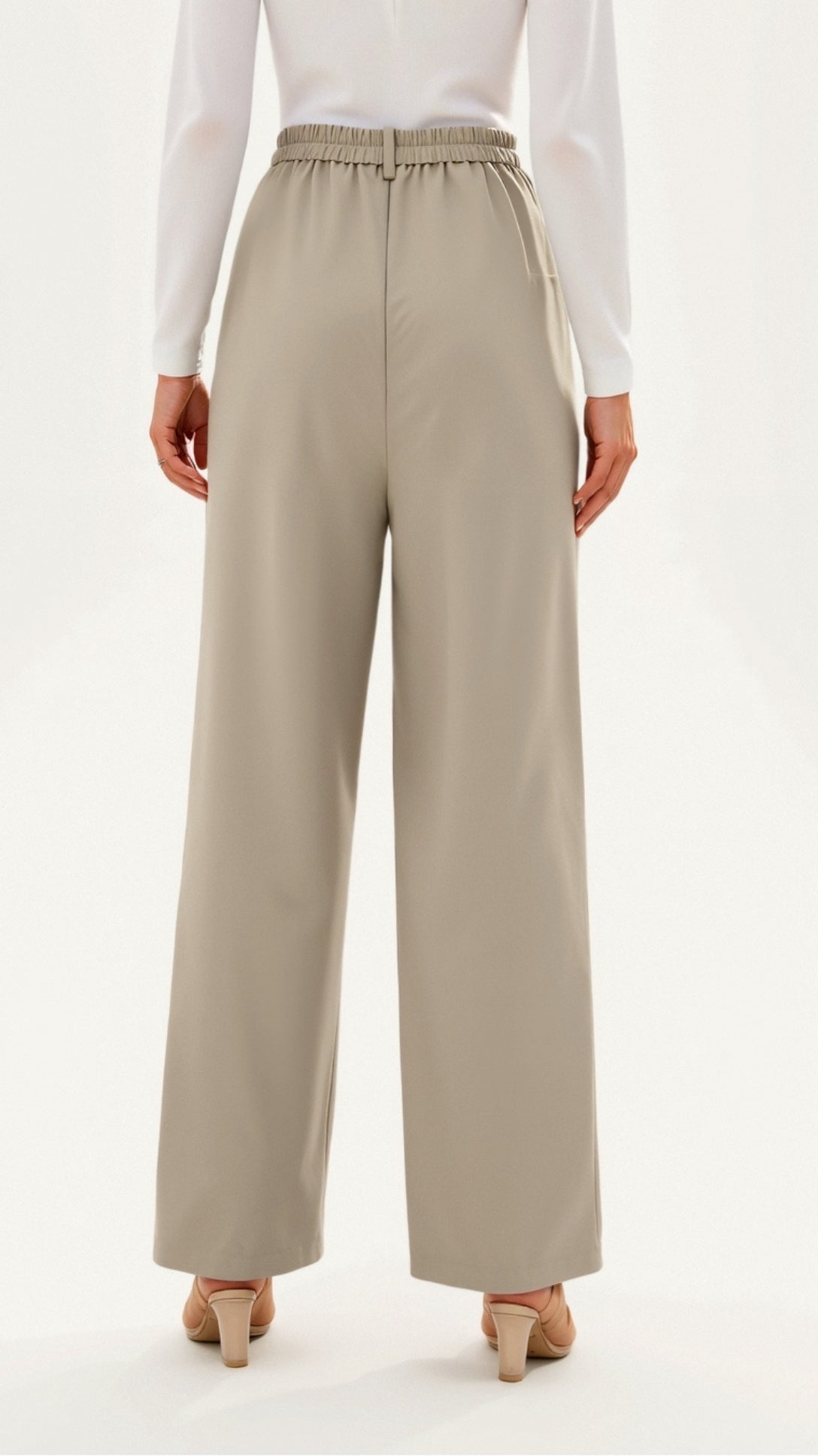 Emma Hose mit weitem Bein