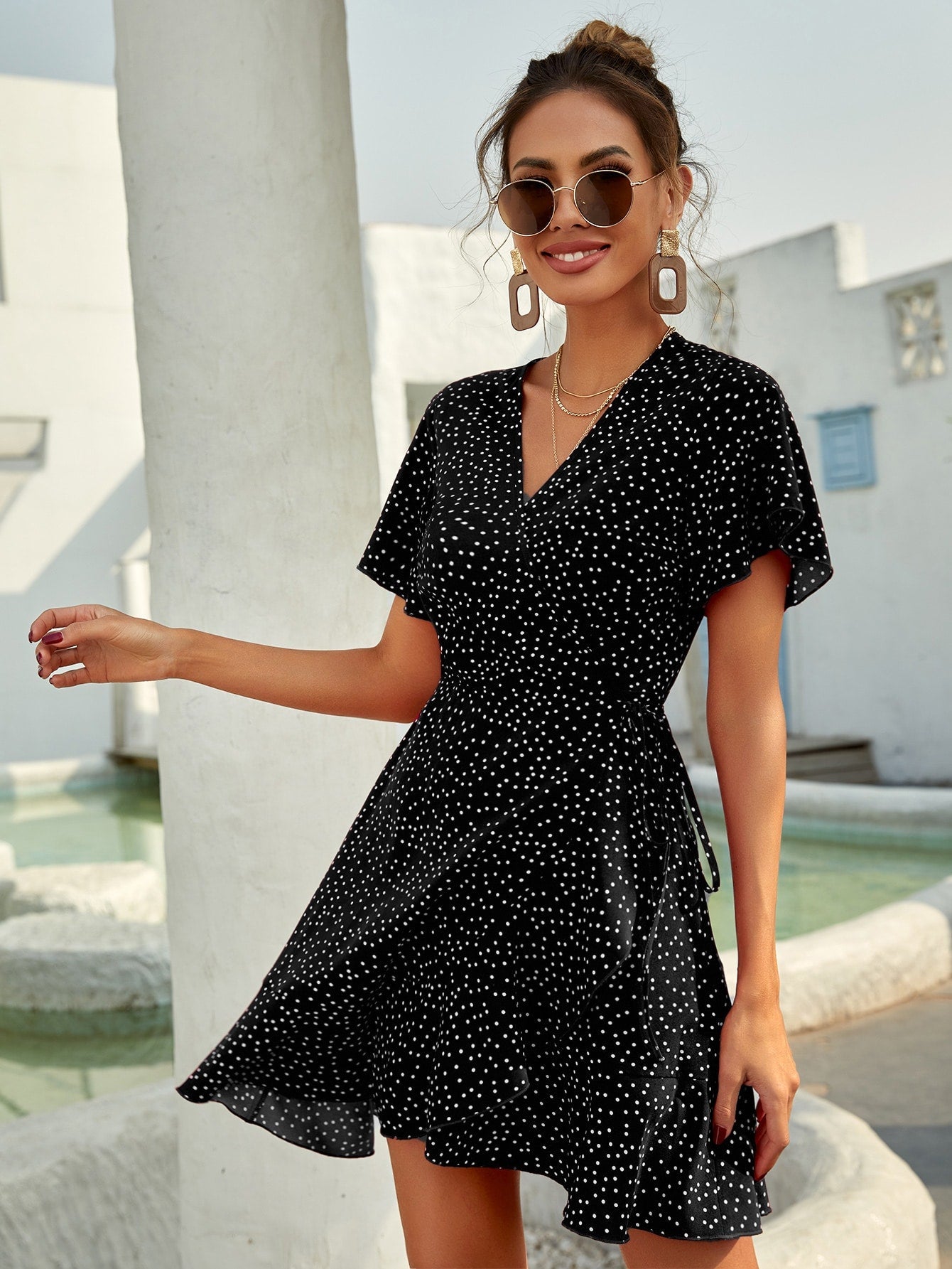 Rotes Wickelkleid mit Punkten – Sommerliches Kurzkleid mit Volants