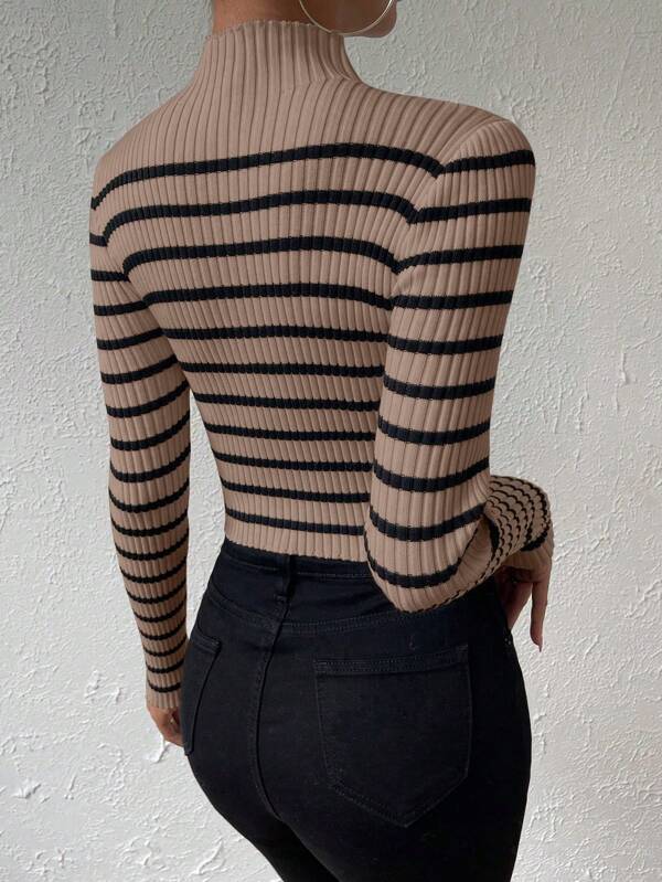 Hilda | Gestreiftes Musterpullover Mit Aufrechter Hals