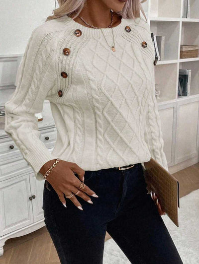 Clara – Pullover mit Knopfdetails und Zopfmuster