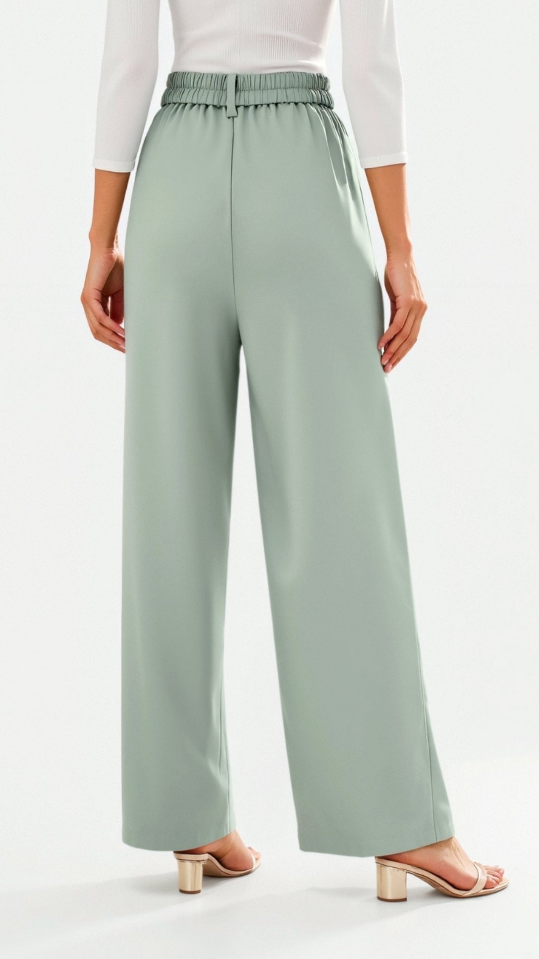 Emma Hose mit weitem Bein