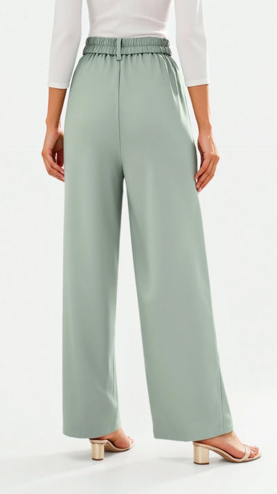 Emma Hose mit weitem Bein