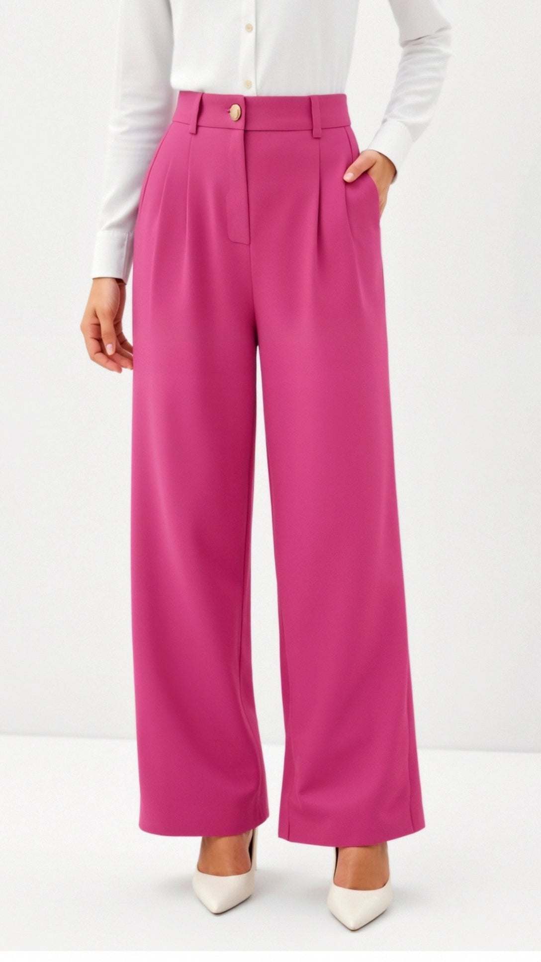 Emma Hose mit weitem Bein