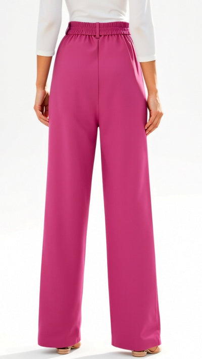 Emma Hose mit weitem Bein