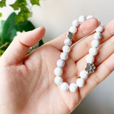 ELARA – Handgefertigtes Naturstein-Armband mit niedlichen Pfoten- und Herzanhängern für einen einzigartigen Look