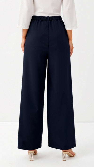 Emma Hose mit weitem Bein