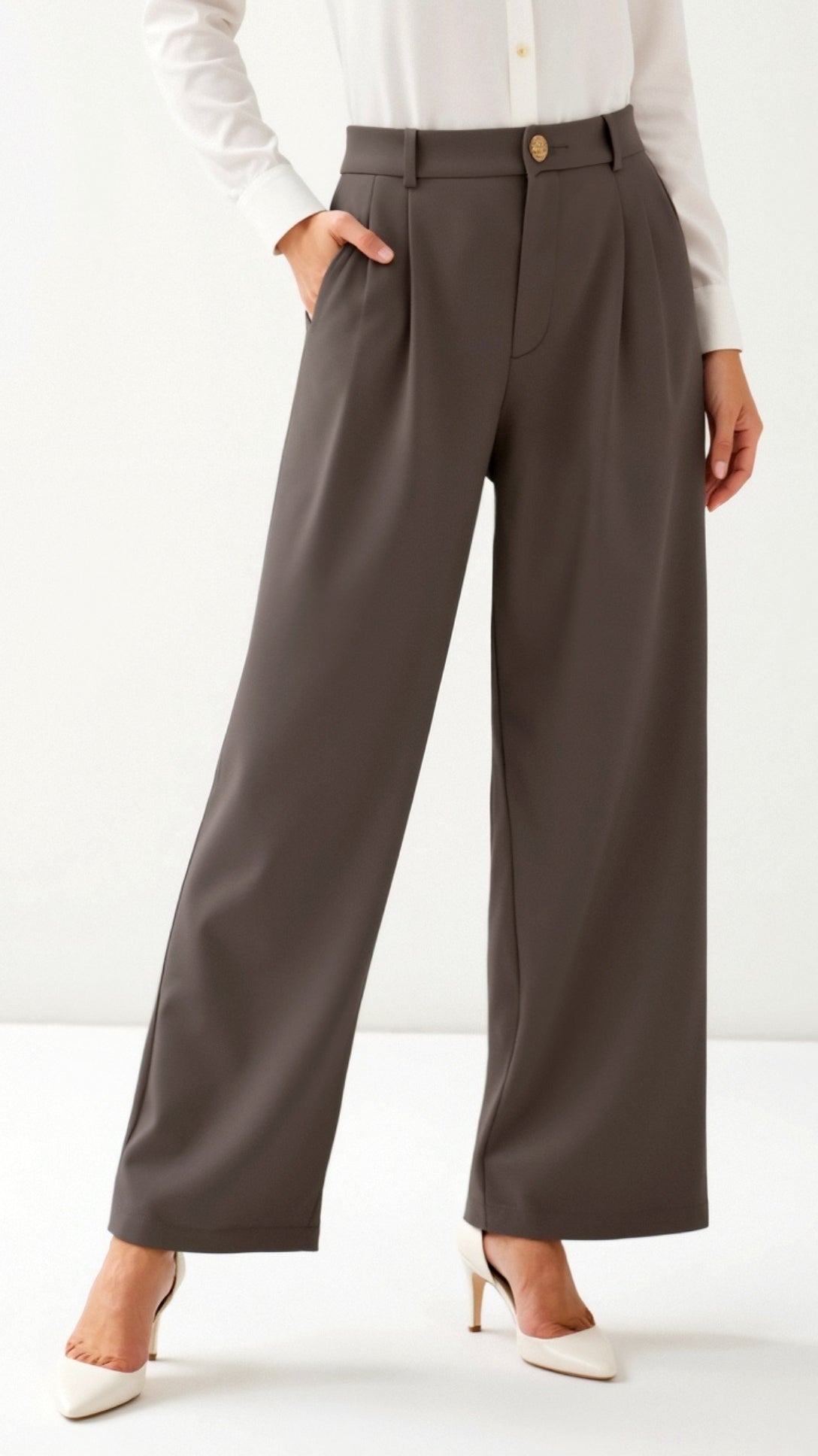 Emma Hose mit weitem Bein