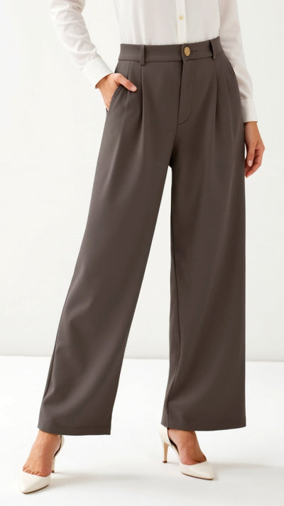 Emma Hose mit weitem Bein