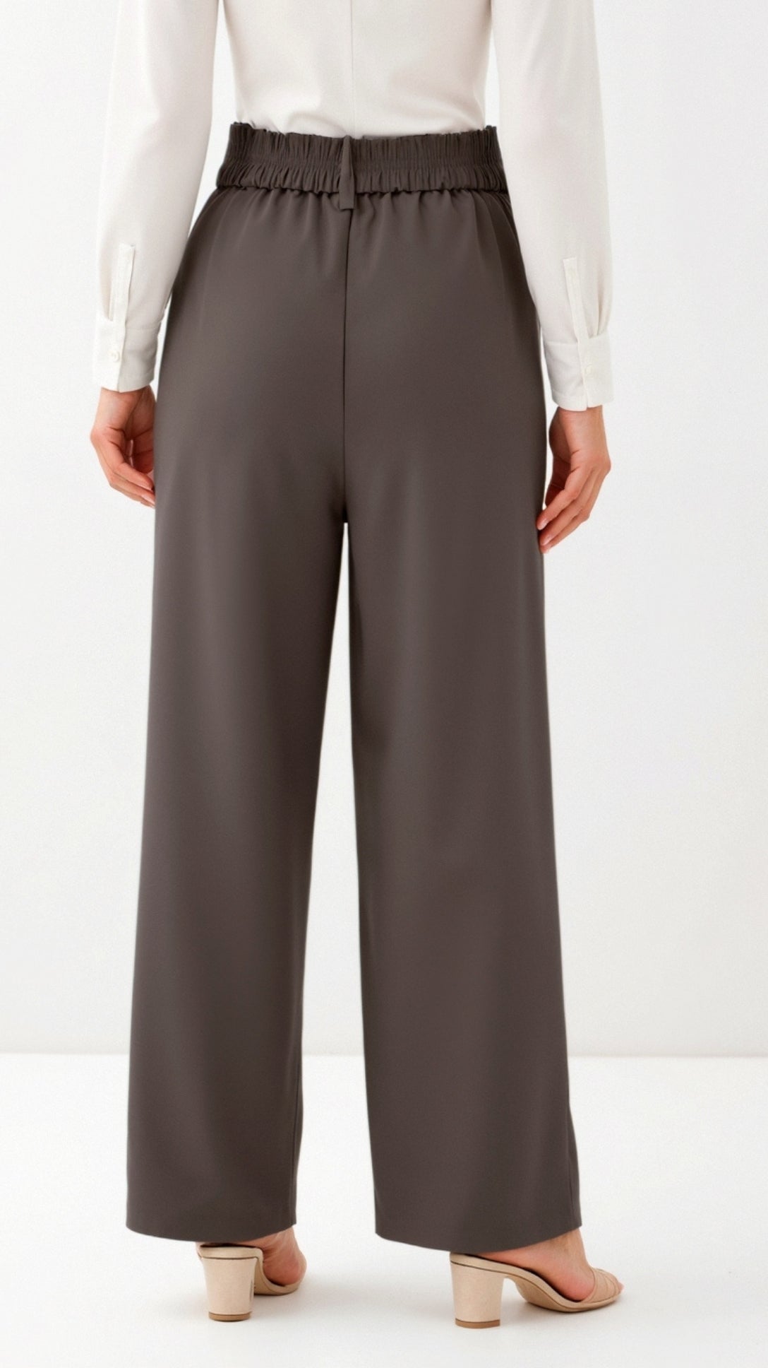 Emma Hose mit weitem Bein