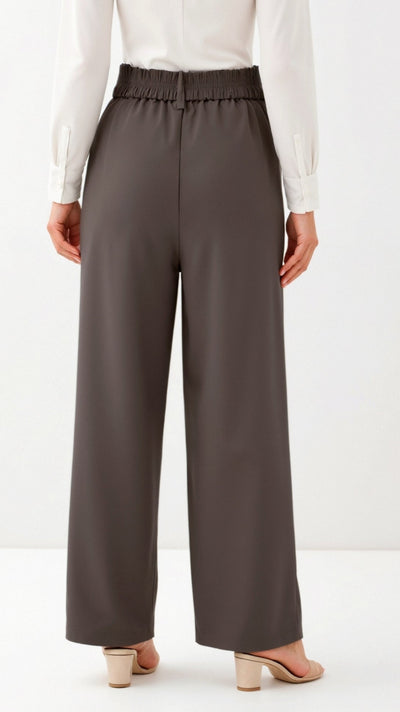 Emma Hose mit weitem Bein