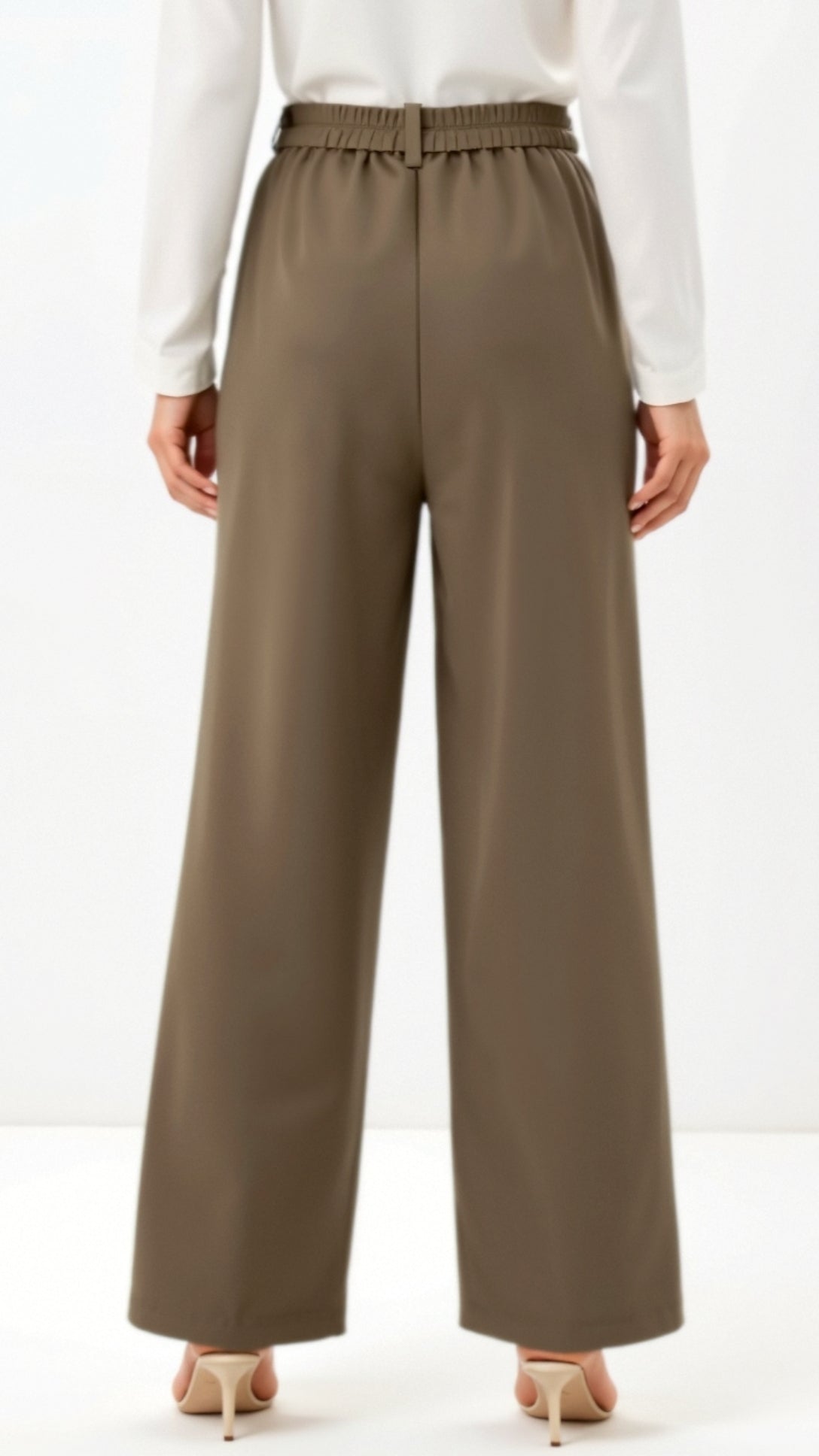 Emma Hose mit weitem Bein