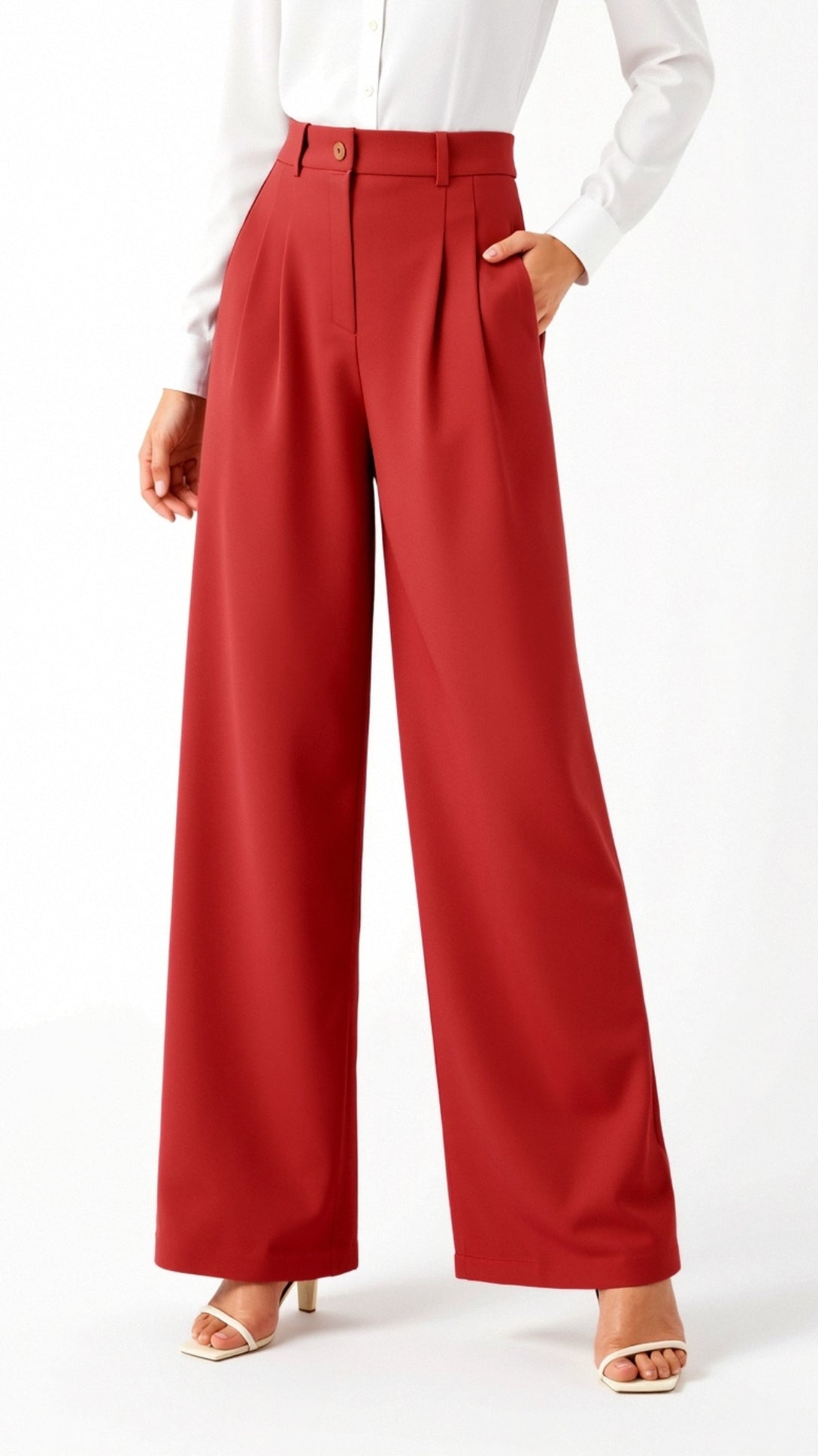 Emma Hose mit weitem Bein