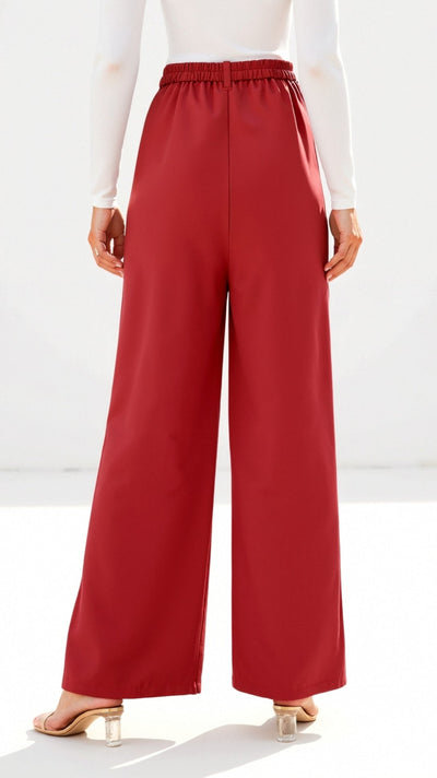 Emma Hose mit weitem Bein