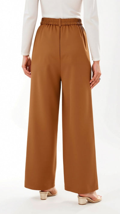 Emma Hose mit weitem Bein