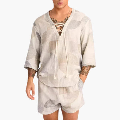 Herren Sommer Set mit Spitzenausschnitt und kurzen Hosen