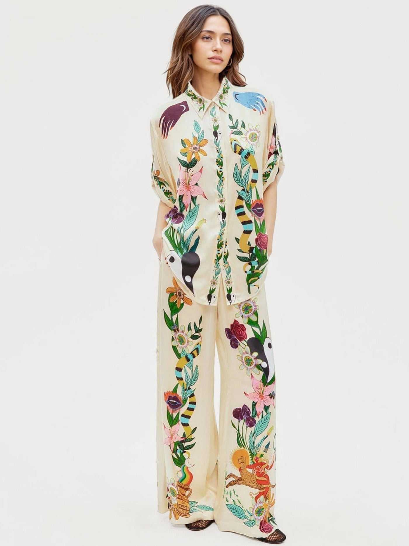 Komplett satiniert mit stilvollem Druck – Oversized Hemd und passende Hose