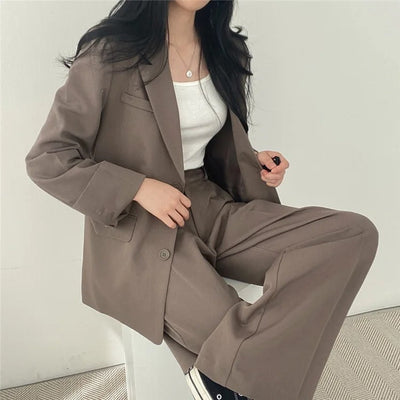 Athena | Einfarbiges Blazer- und gerade geschnittenes Hosen-Set für Damen