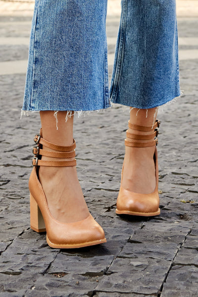 Caa  | Glatte Sandalen mit Knöchelriemen und Keilabsatz