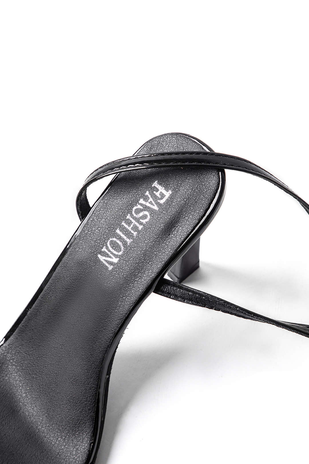 Olive | Lackleder Riemchenabsätze mit goldenen Schnallenakzenten