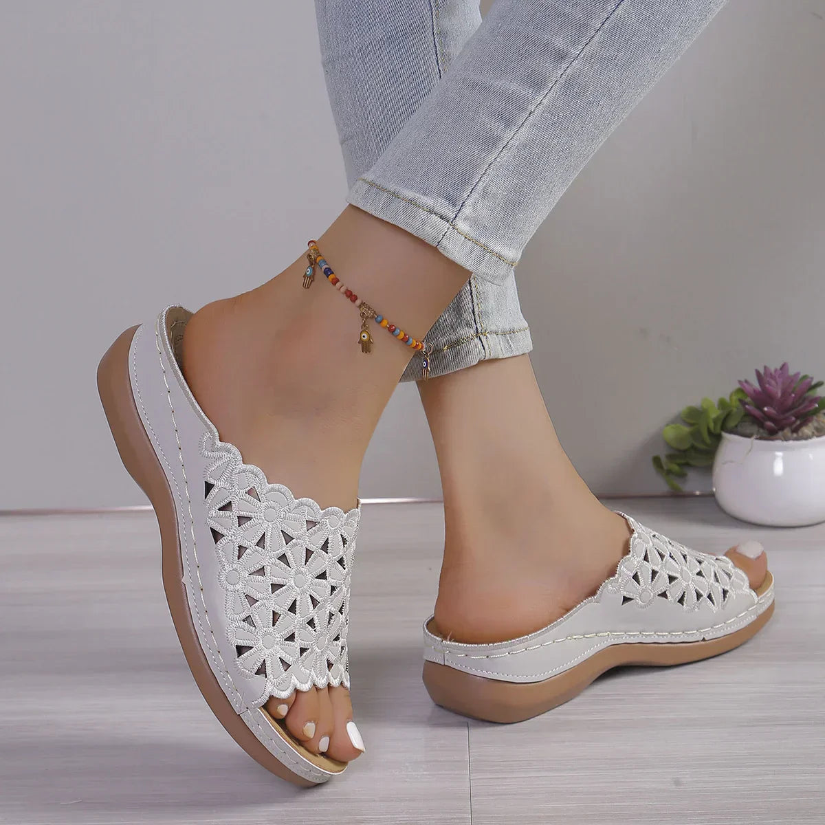 Mika™ – Sandalen im Blumenstil