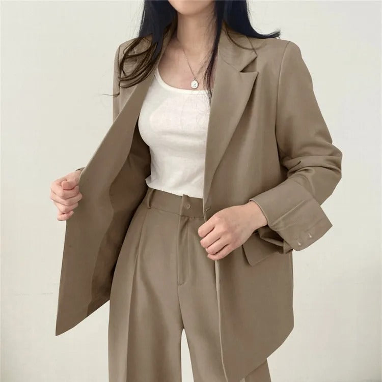 Athena | Einfarbiges Blazer- und gerade geschnittenes Hosen-Set für Damen