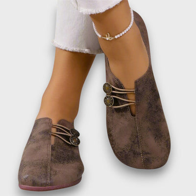 Elvire – Klassische Wildleder-Mokassins mit Knopfdetail