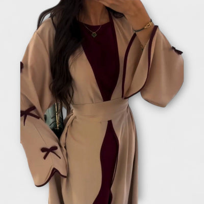 Jasmin - Elegantes Set aus Cardigan und Kleid mit Schleifenakzent