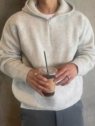 CAËL – DER STRICK-HOODIE MIT HALBZIPP FÜR MÄNNER MIT STIL