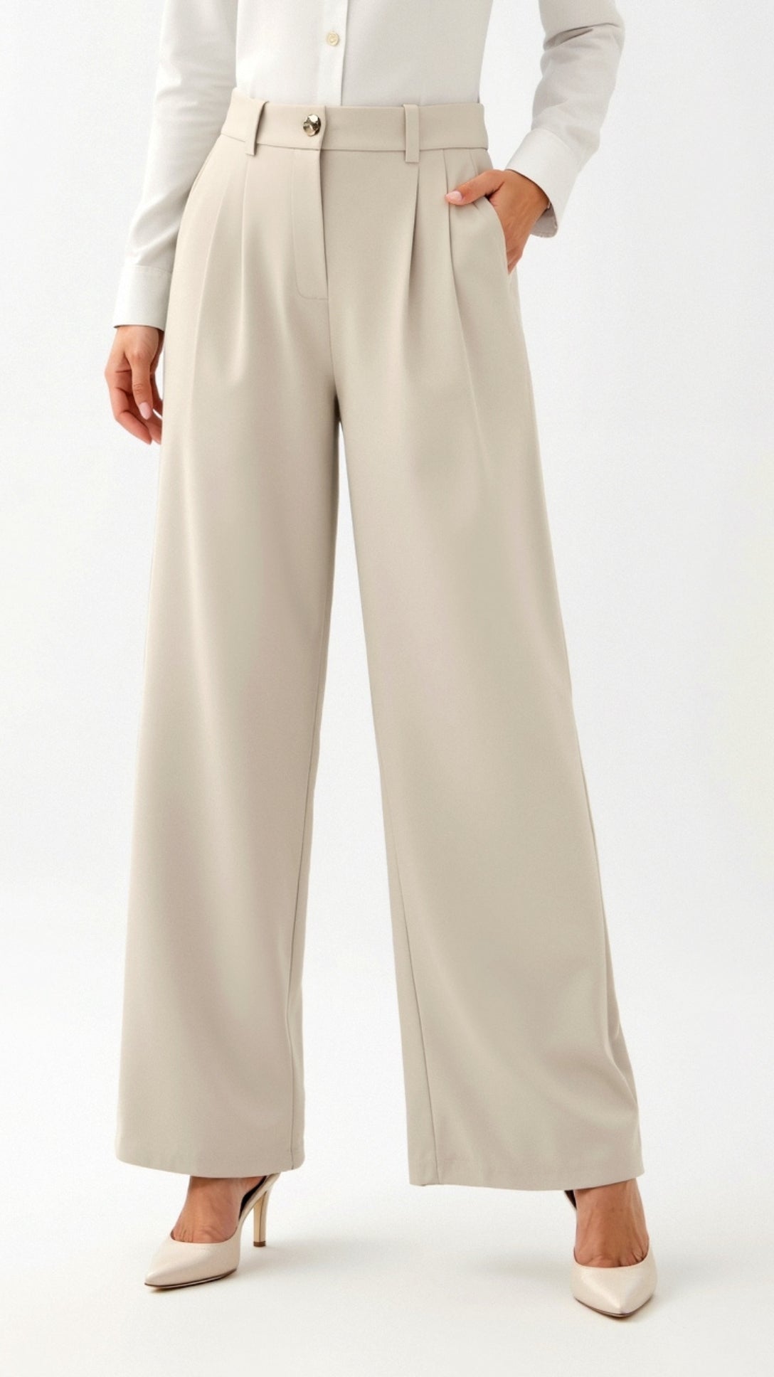 Emma Hose mit weitem Bein