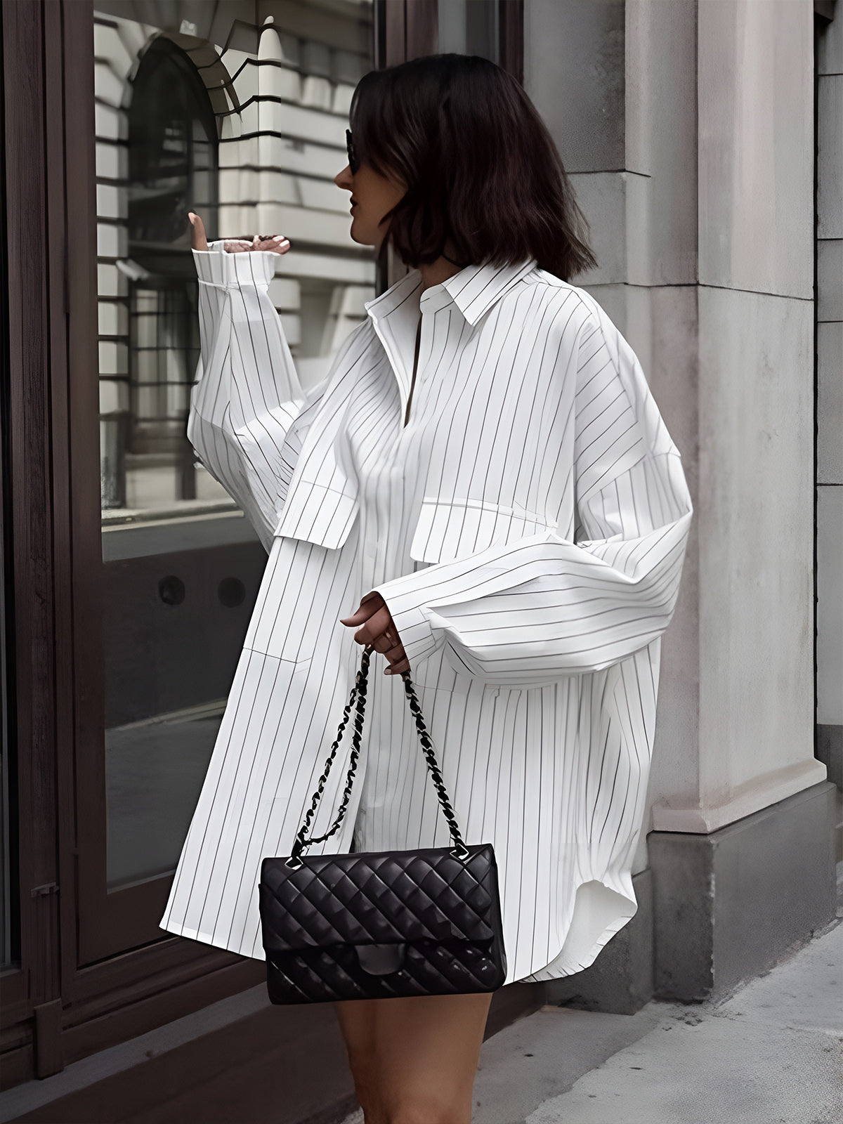 Weißes oversized Hemdkleid mit Streifen – Streetstyle-Look