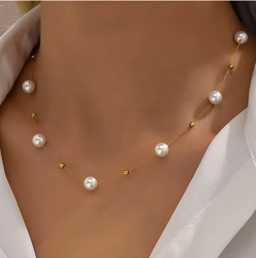 Goldene Halskette mit Salzwasserperlen