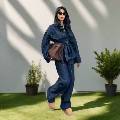 Elegante Damen Jeans-Kombination mit weitem Bein und langer Jacke
