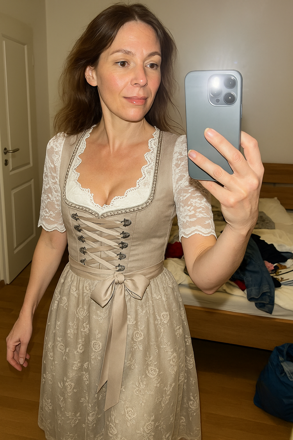 Damen Dirndlkleid Baumwolle mit Schnürmieder und Spitzenbluse, Traditionelles Design, Eleganter Blumendruck