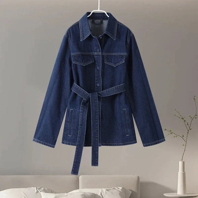 Elegante Damen Jeans-Kombination mit weitem Bein und langer Jacke