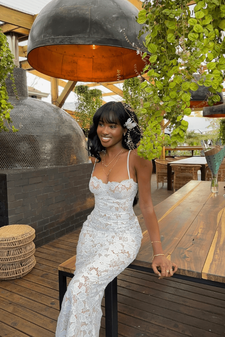 Elegantes Spitzen-Maxikleid – Fließende Abendrobe mit luxuriöser Spitze