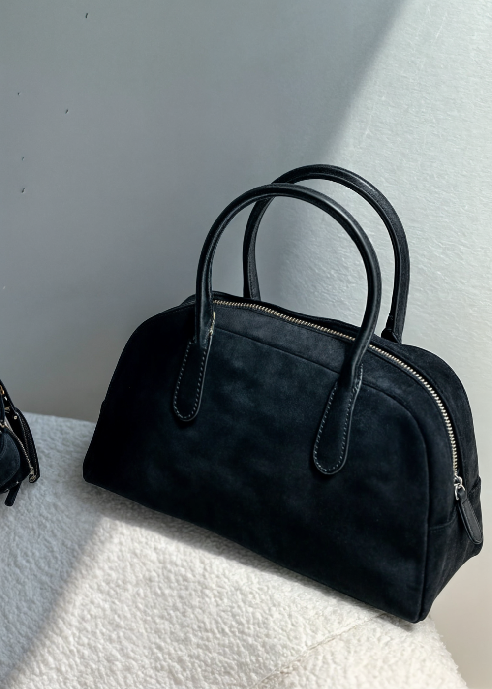 Echte Wildleder Handtasche Damen – Kleine Schultertasche mit Reißverschluss