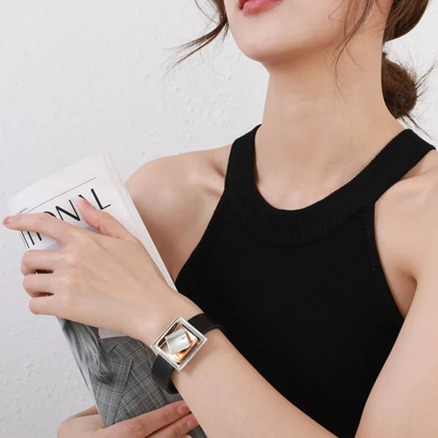 Elegantes Damen Magnetarmband aus Leder mit geometrischem Design