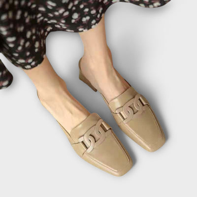 Almira – Elegante Loafers mit Statement-Kette