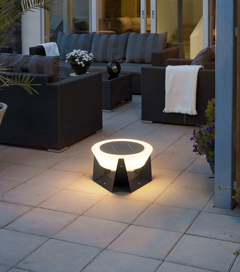 Solarbetriebene LED-Außenlampe mit geometrischem Design