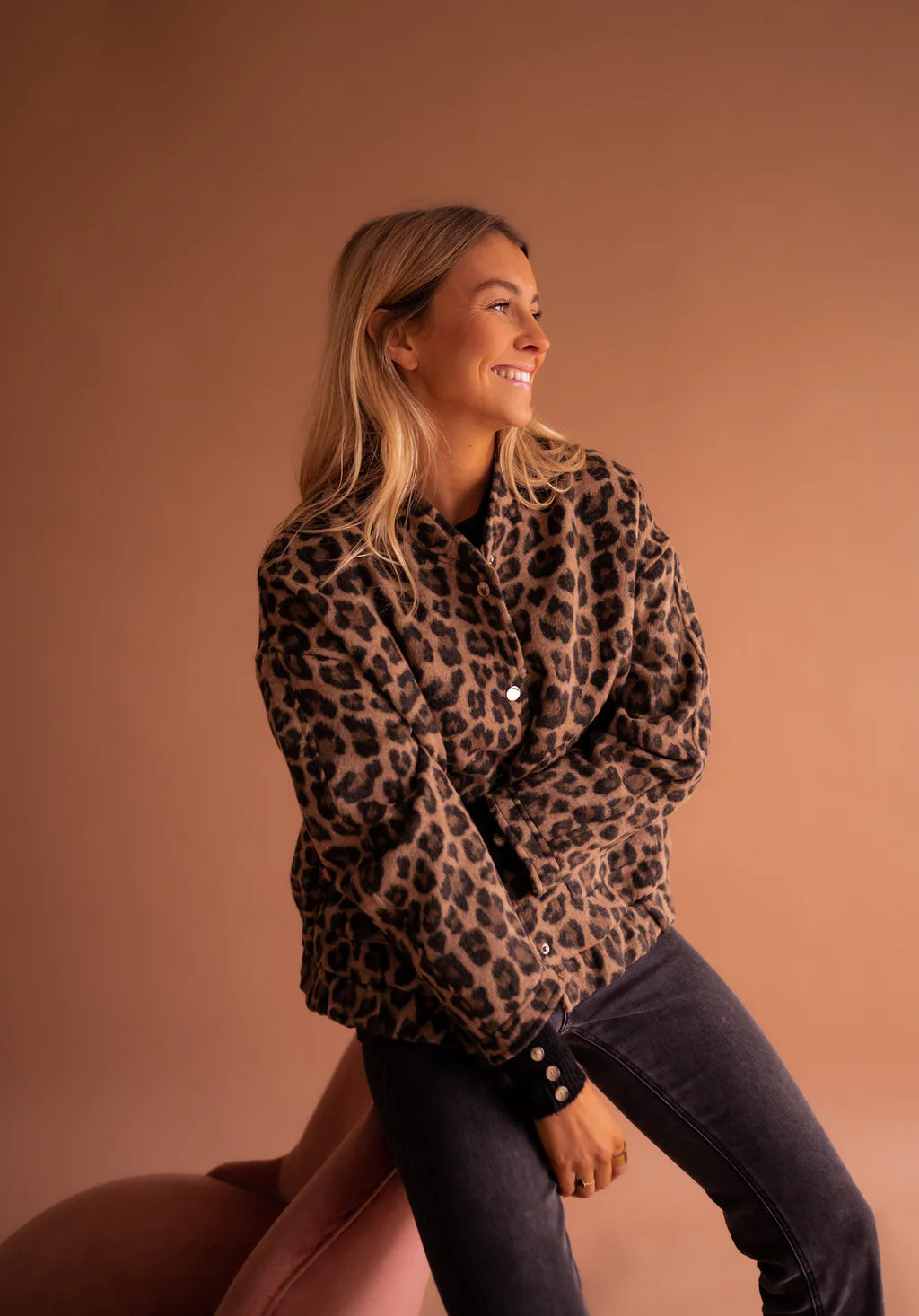 Caroline | Die Leopard-Bomberjacke