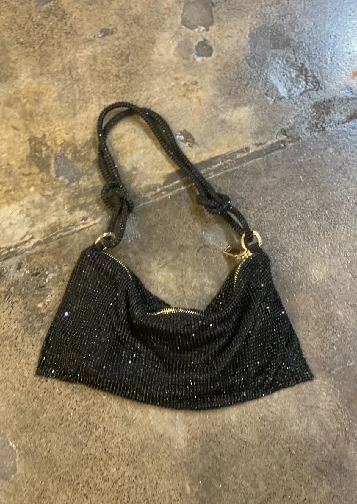 Laura | Klassische Schultertasche in Schwarz