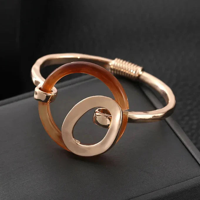 Elegantes Golden Damen Armreif mit Haken-Verschluss